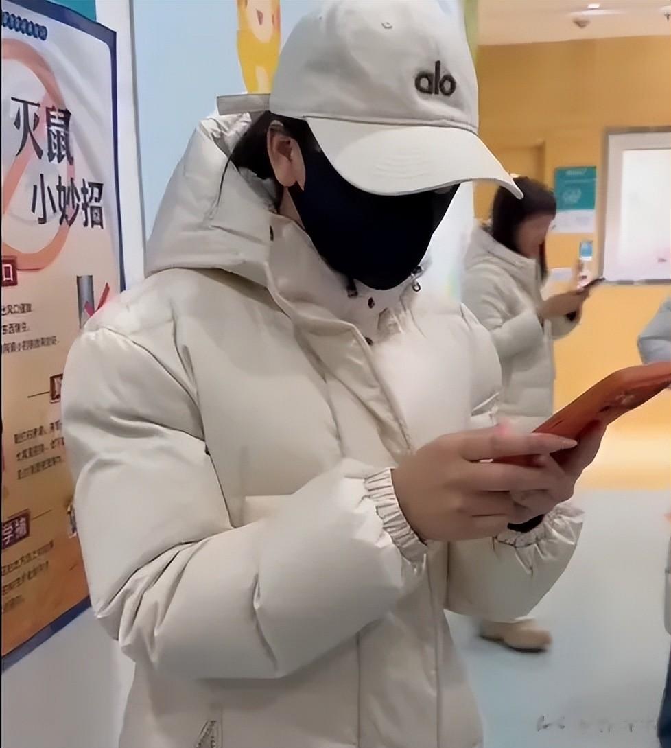 第一个捐款的明星出现了!苗圃现身嫣然医院捐款,更多名人声援