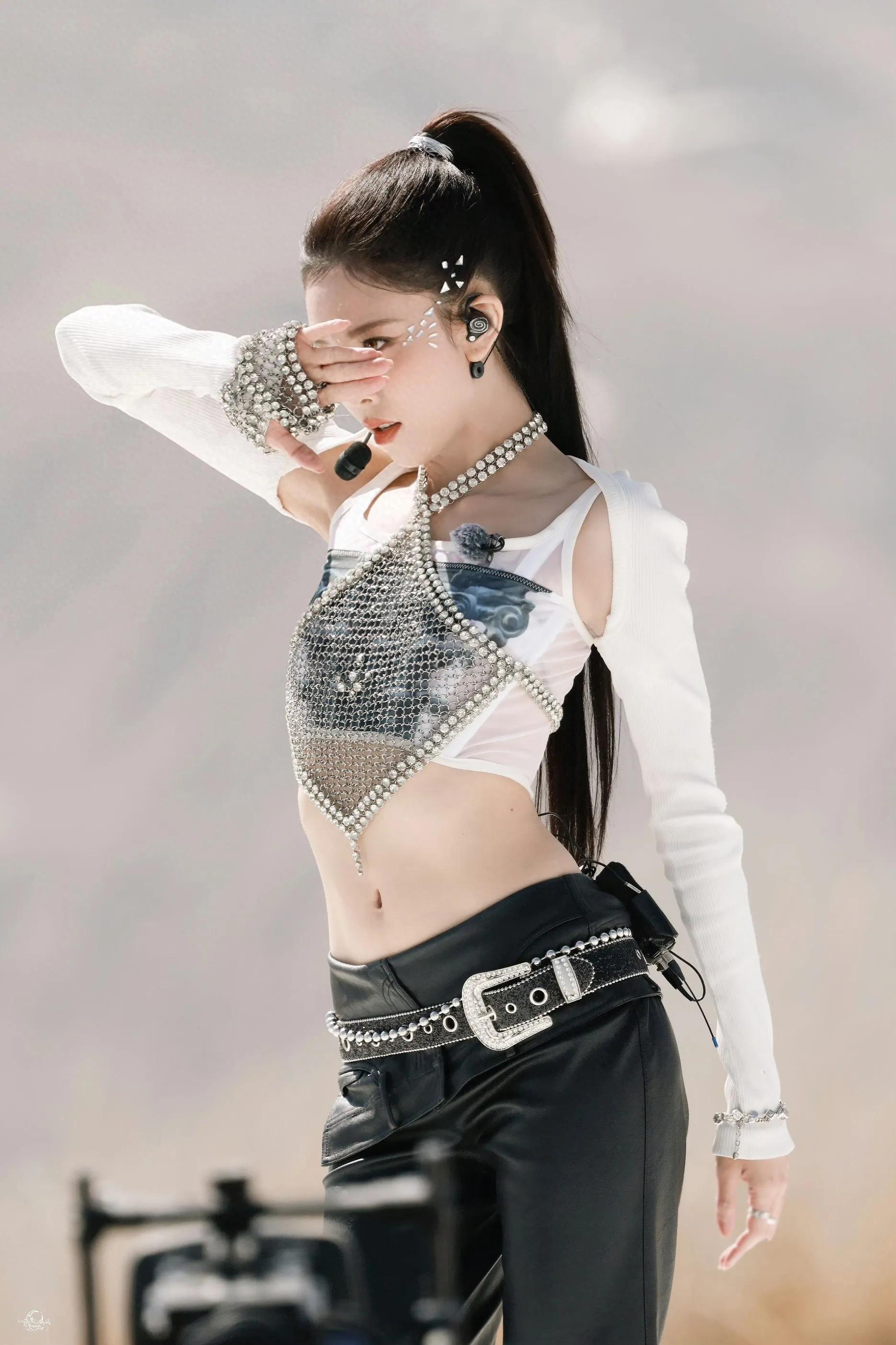 宋妍霏性感露脐装小蛮腰