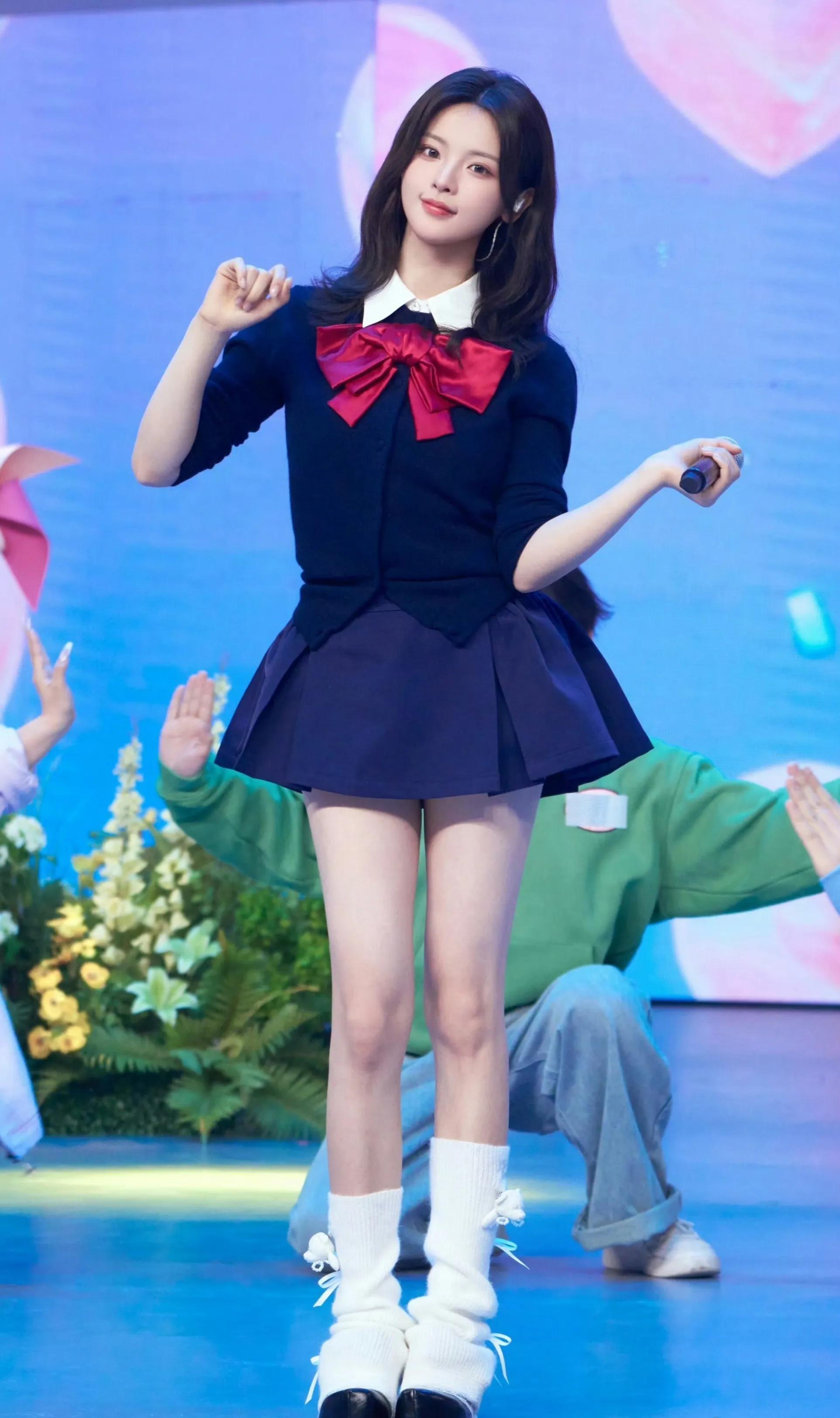 杨超越性感美腿
