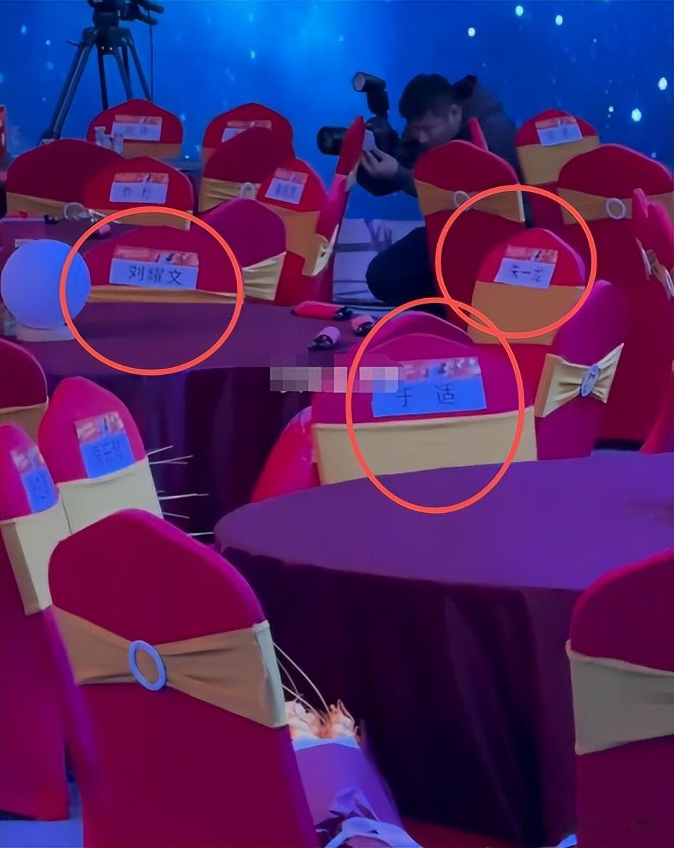 电影嘉年华：成龙找李、袁热聊，吴京挤开谢霆锋猛拍照，于适硬凑