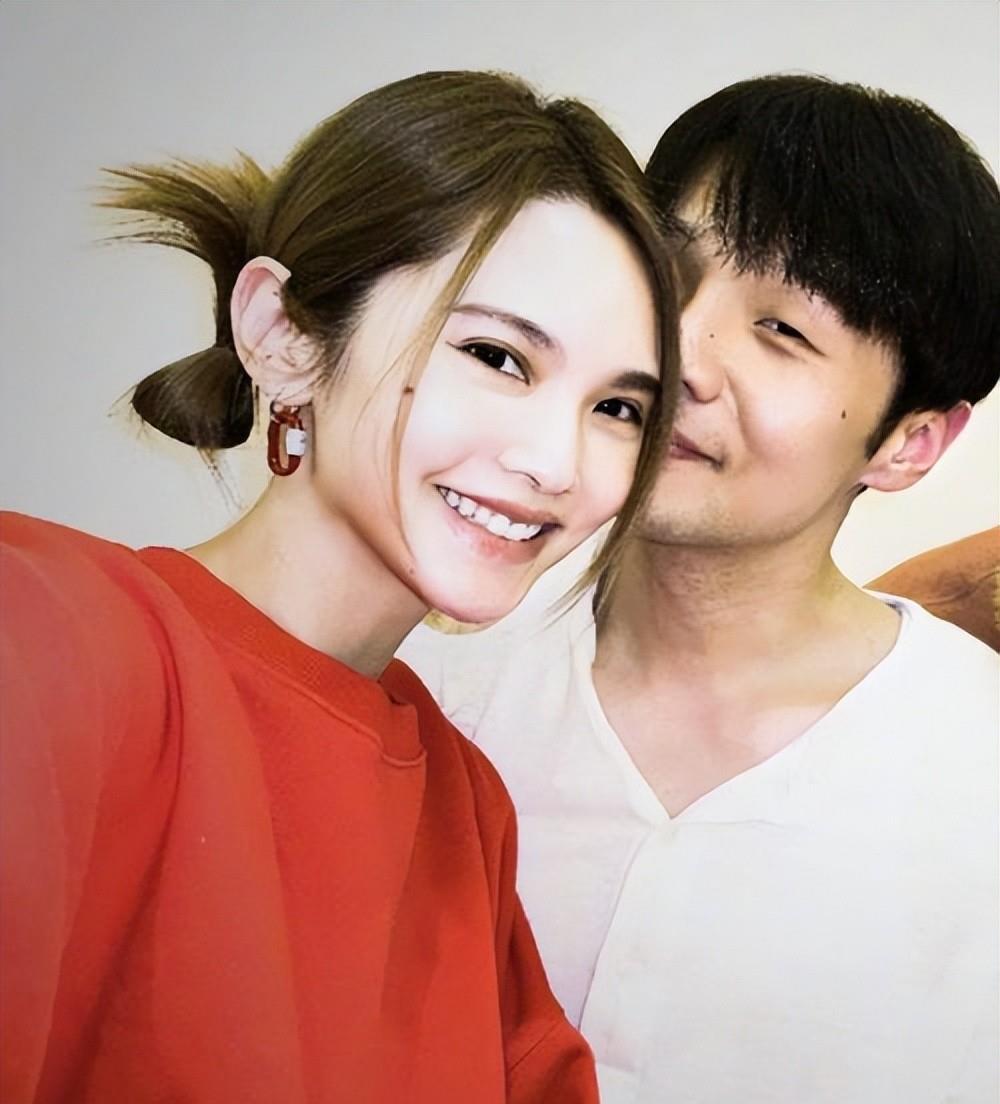 提到李荣浩，大家的印象往往是“小眼睛”“实力派歌手”，还有他和杨丞琳的婚姻