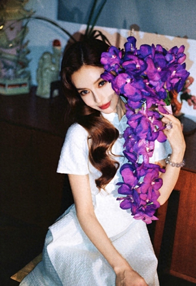 人比花娇！杨颖白裙拥紫美图赏析