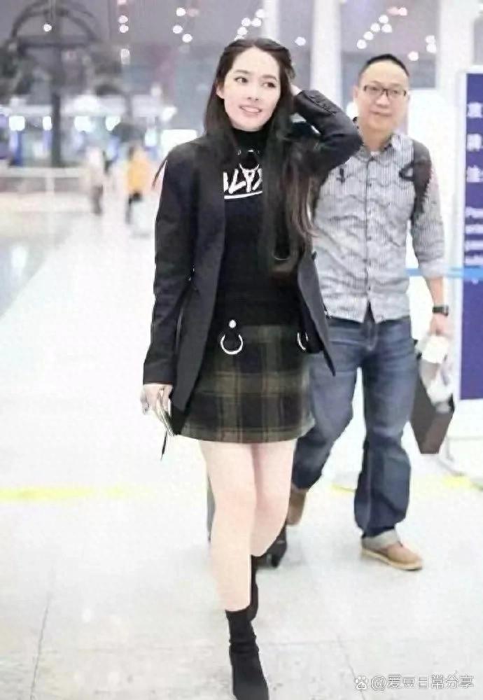 郭碧婷机场穿搭太吸睛，黑色外套搭配格子短裙，气质温婉又高级～ ???