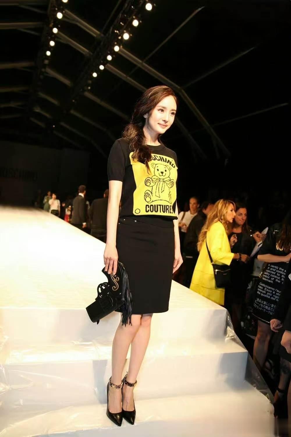 杨幂早期大长腿黑高跟