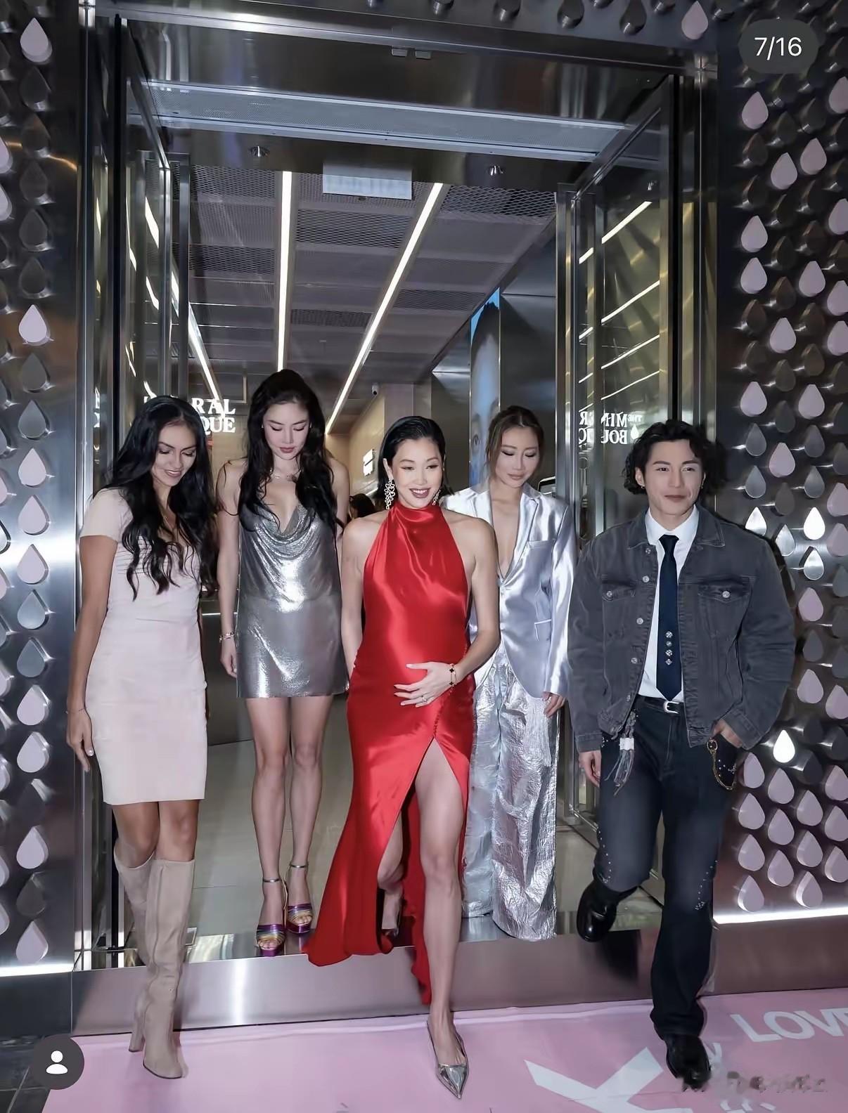 45岁乐基儿减肥后回香港，身穿短裙身材苗条，离婚后兼职瑜伽教练