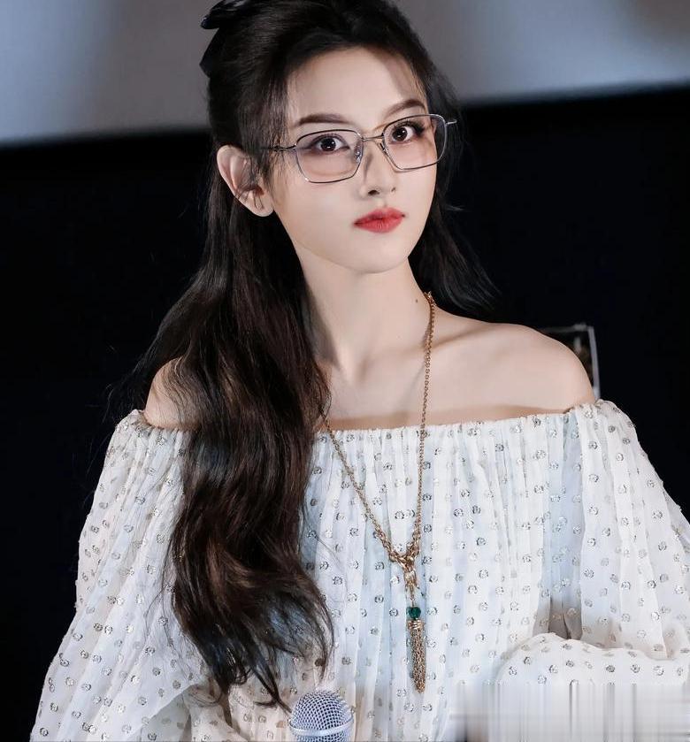 被曝和白人搂抱、与富二代同居，看完牢A直播 才懂宋祖儿为啥被黑