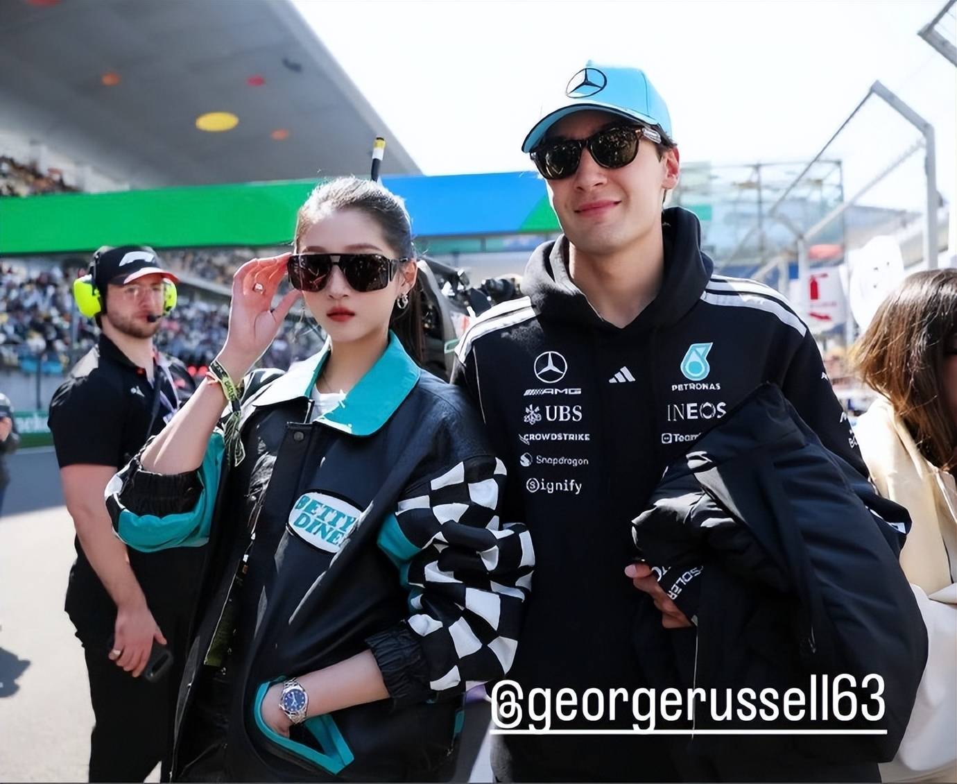 关晓彤现身F1大赛，机车服搭配长筒靴，戴墨镜扎高马尾气场全开
