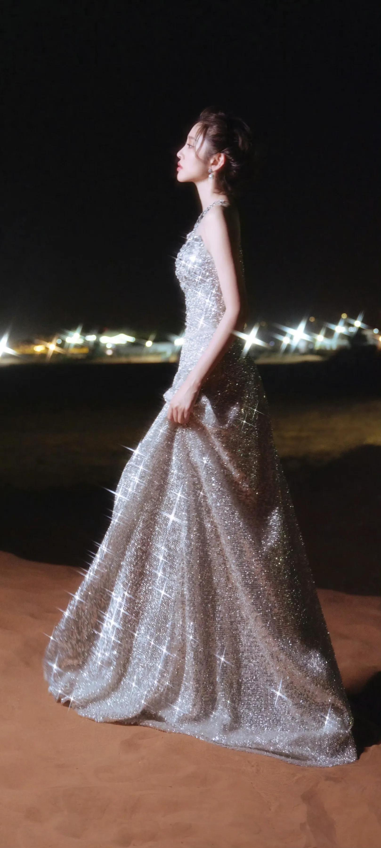 唐艺昕穿搭，银妆夏夜，闪闪清冷气质