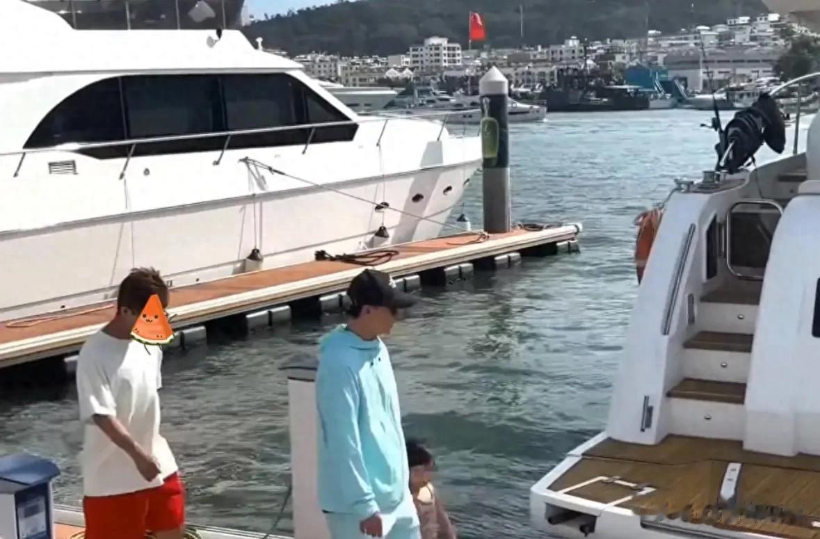 韩庚一家四口三亚被偷拍，全程抱女儿不撒手，卢靖姗身材挺真实