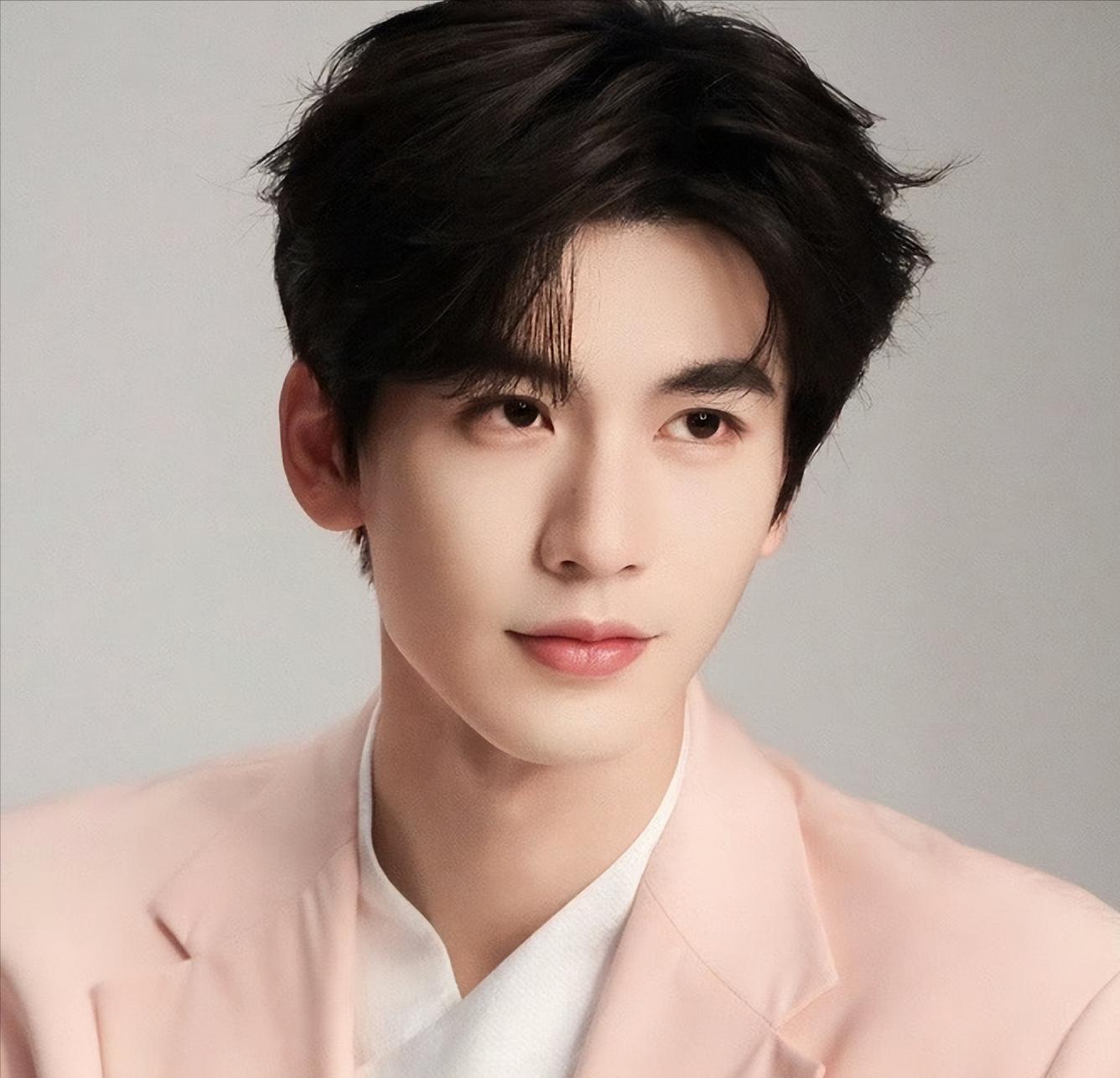 \跳梁小丑\张凌赫跌落神坛,一句话惹众怒处境尴尬,刘亦菲说对了