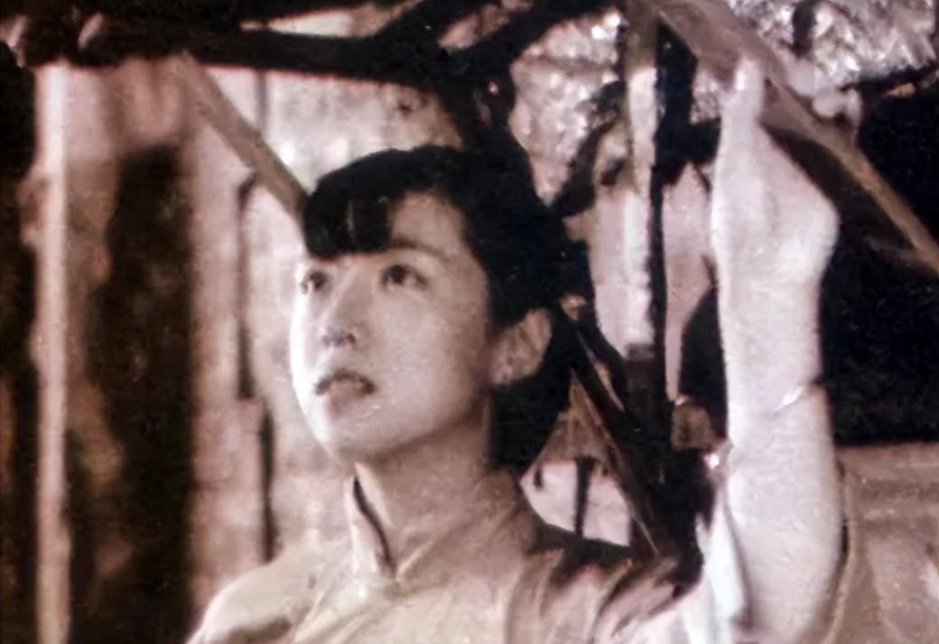 6次怀孕5次堕胎，终身不孕的她惨遭丈夫抛弃，嫁老外后被宠上天