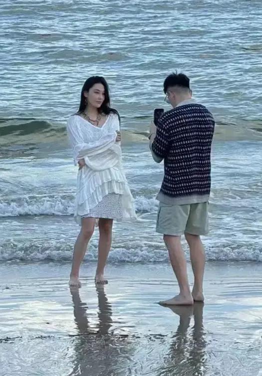 广州偶遇张馨予一家三口出游，和老公何捷带娃骑行划船，画面有爱