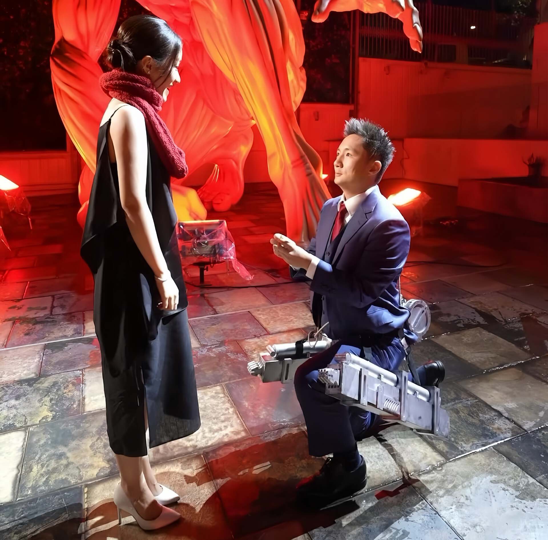 恭喜!香港知名富商宣布将结婚,在自家四层高豪宅吊威亚求婚成功