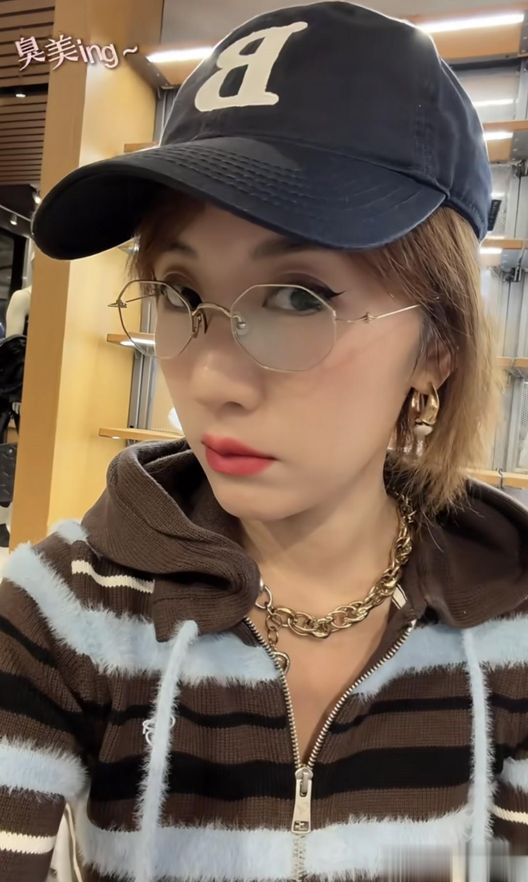 李念在美国逛街买衣服，14岁大女儿出镜气质真好，又瘦又高像模特