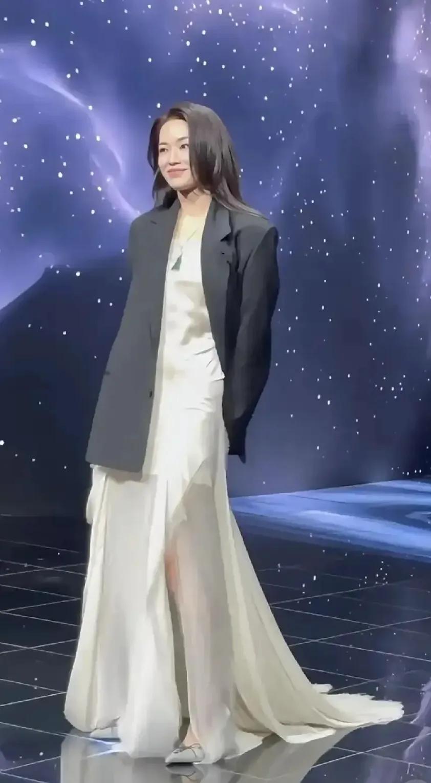 微博之夜50岁的舒淇，法令纹好明显，脸上褶子多，浓浓的大妈味!