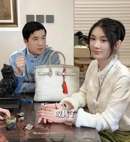 看到杨子母亲对“新儿媳”的态度，才知，黄圣依净身出户有多正确