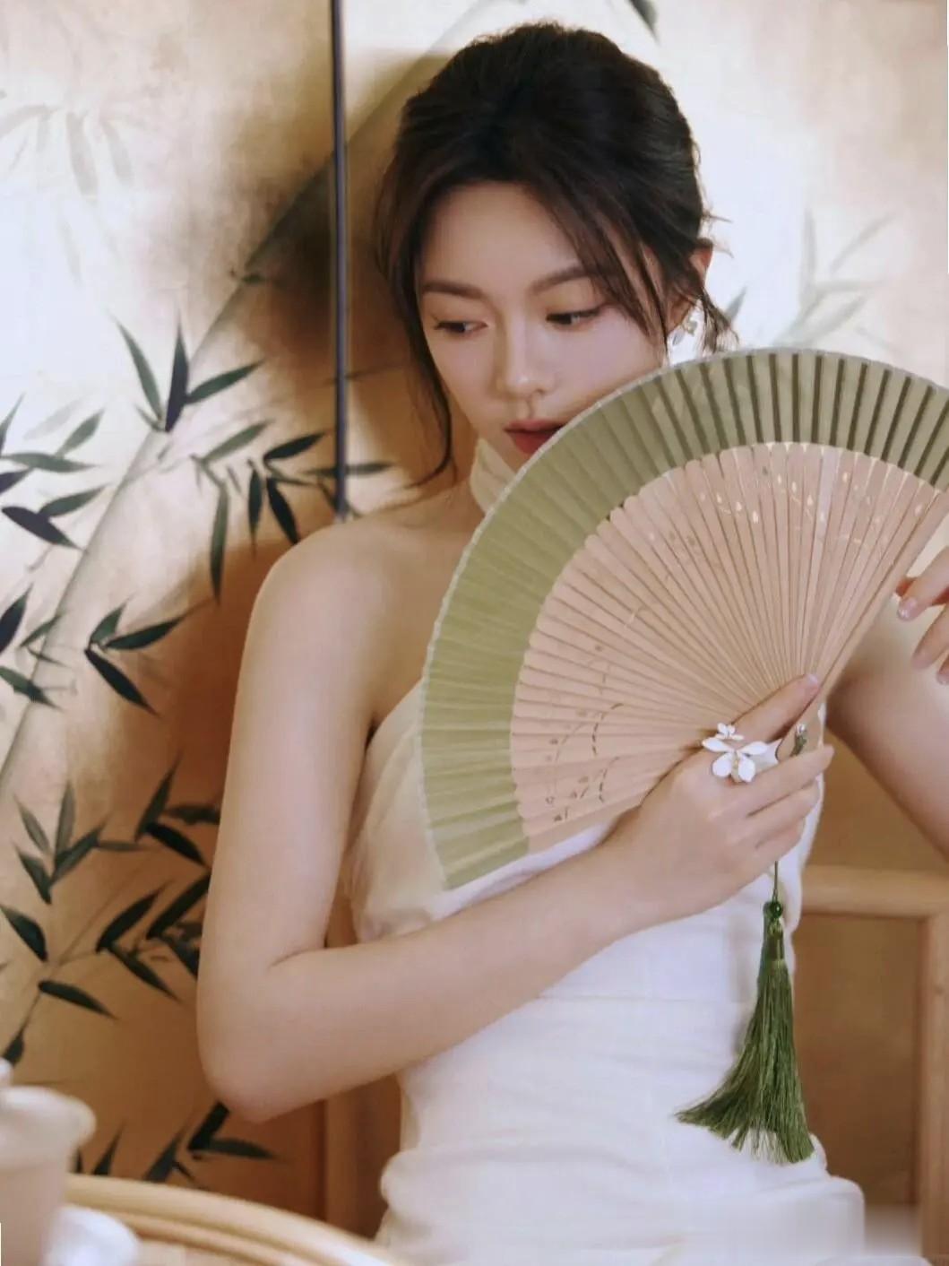 赵今麦的纯白中式造型，这扑面而来的清冷贵气感如何？