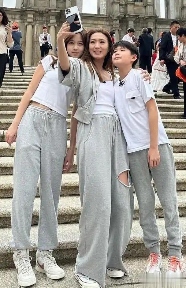 她与大15岁丈夫离婚了，如今丈夫老了她没多大变化