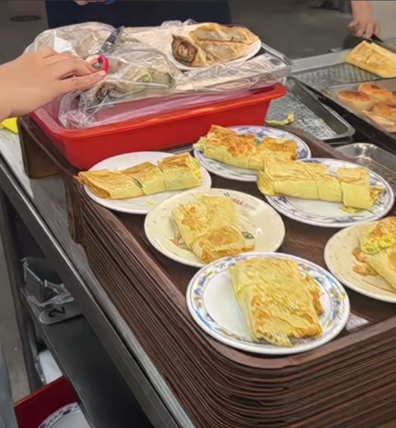 汪小菲带老婆逛夜市！马筱梅坐月子15天出来吃夜宵，剖腹产受质疑