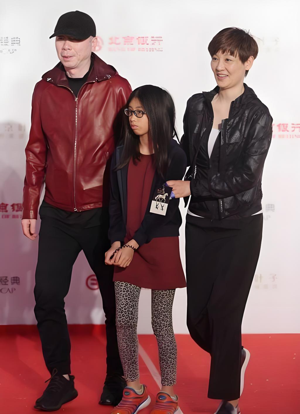 冯小刚春节后送女儿上学，脸贴脸喊“宝儿”太戳心！很舍不得