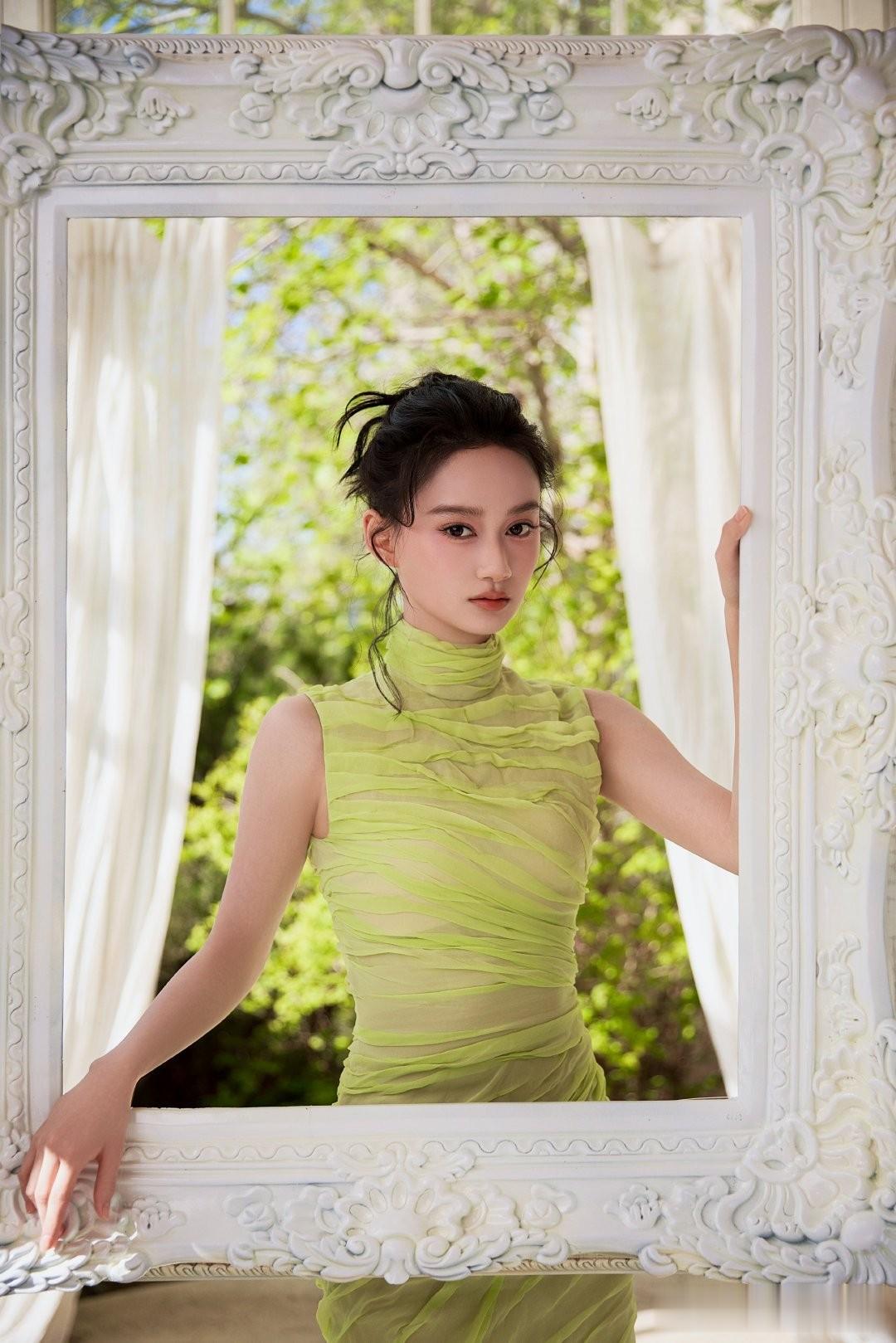 夏梦，身着荧光绿褶皱礼服，每一帧美的不要不要的！