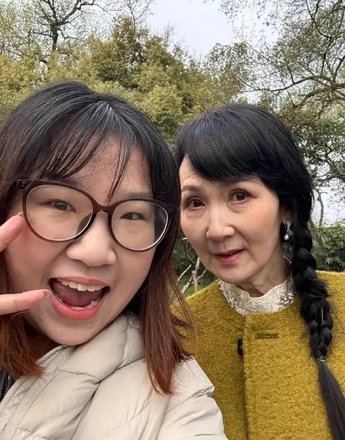 陈美琪在杭州被偶遇，她扎着麻花辫，化着精致的妆容，打扮像少女