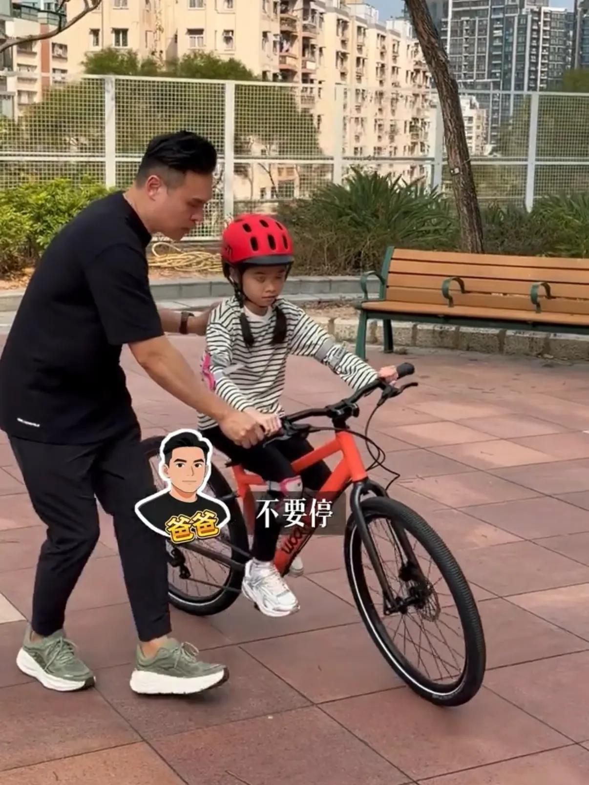 熊黛林8岁双胞胎女儿学骑车，夫妇二人耐心教学，互动画面显温馨