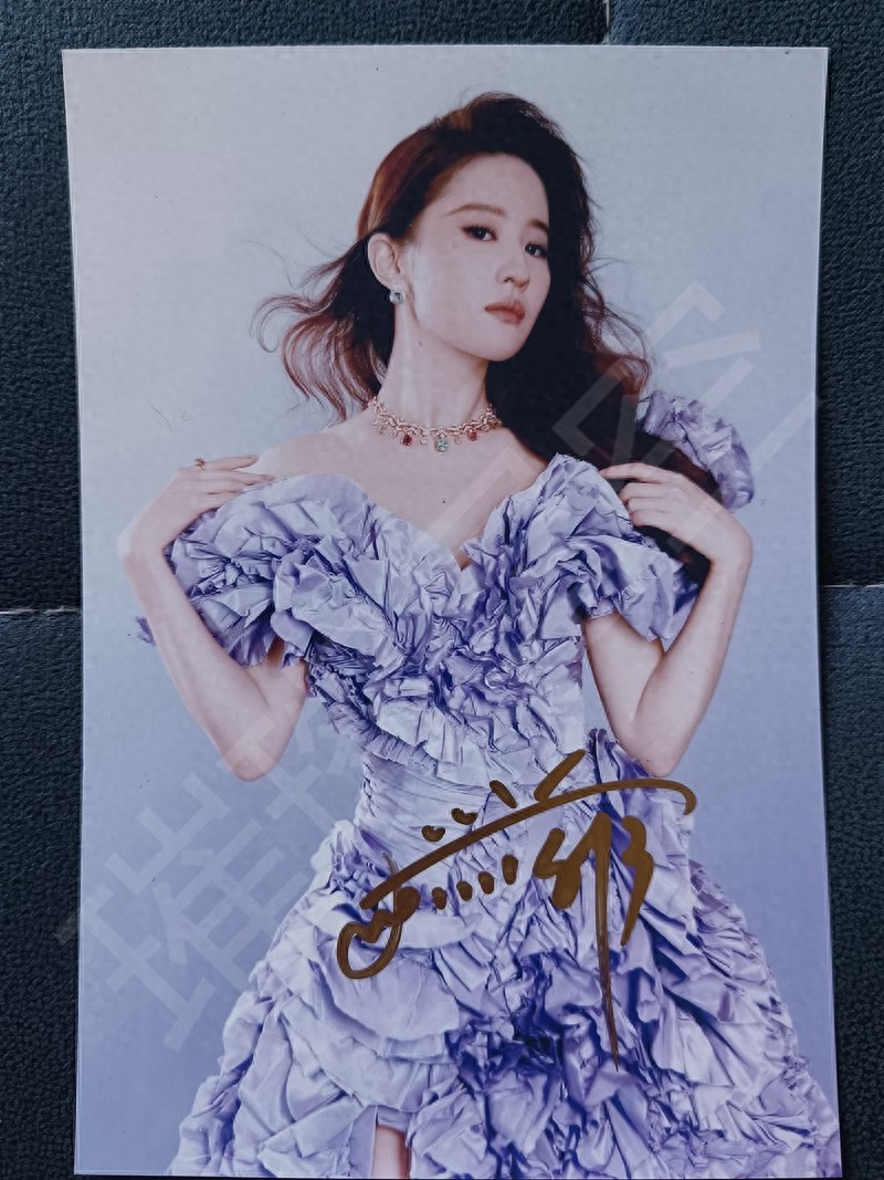 刘亦菲巴黎签售现场循环“签完你的签你的”，顶流宠粉卷疯内娱