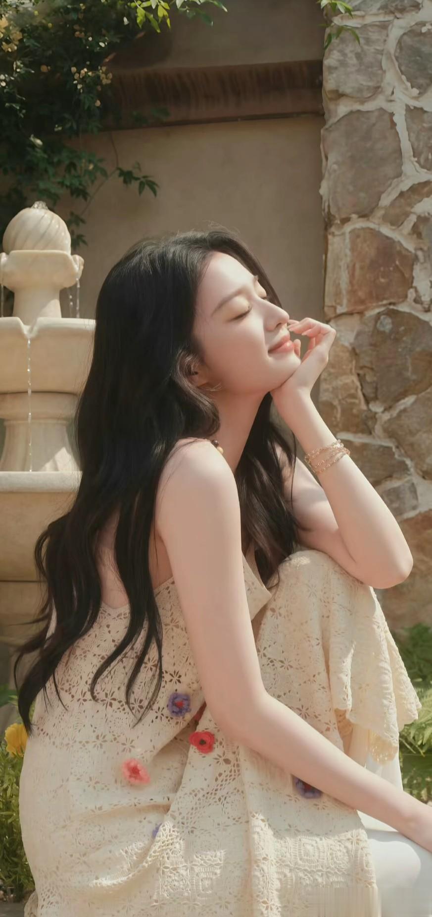 王楚然春晚造型太美了，穿红裙明艳大气，状态好的像18岁!