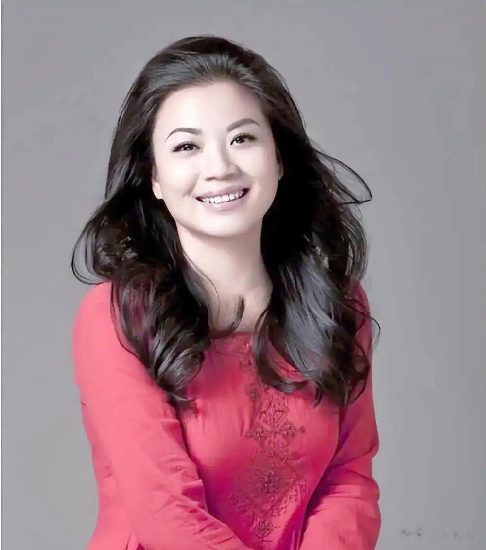 李谷一的“女儿”曝光，原来是我们熟悉的歌手，连续多年登上春晚