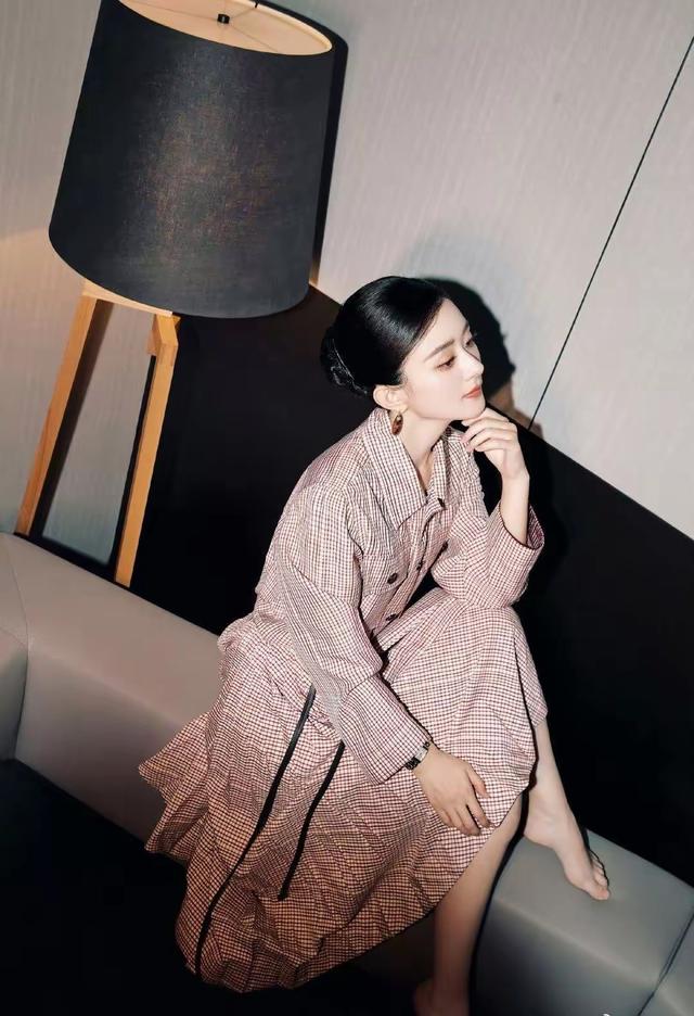 赵丽颖的脚也太绝了吧,线条精致又好看,直接被这颜值惊艳到! ???