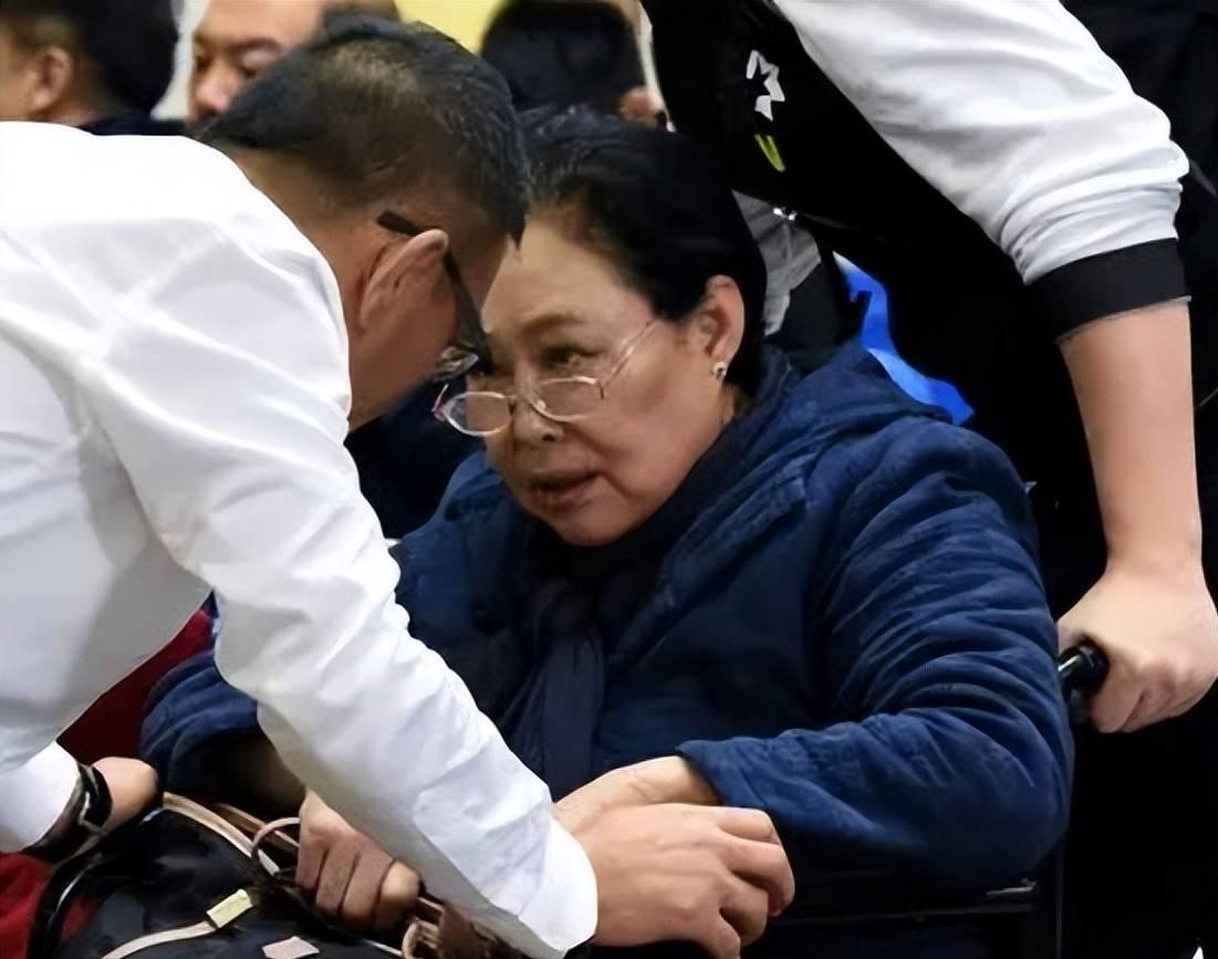 斯琴高娃庆祝76岁大寿!脸色惨白一头大波浪,抹大红唇险些认不出