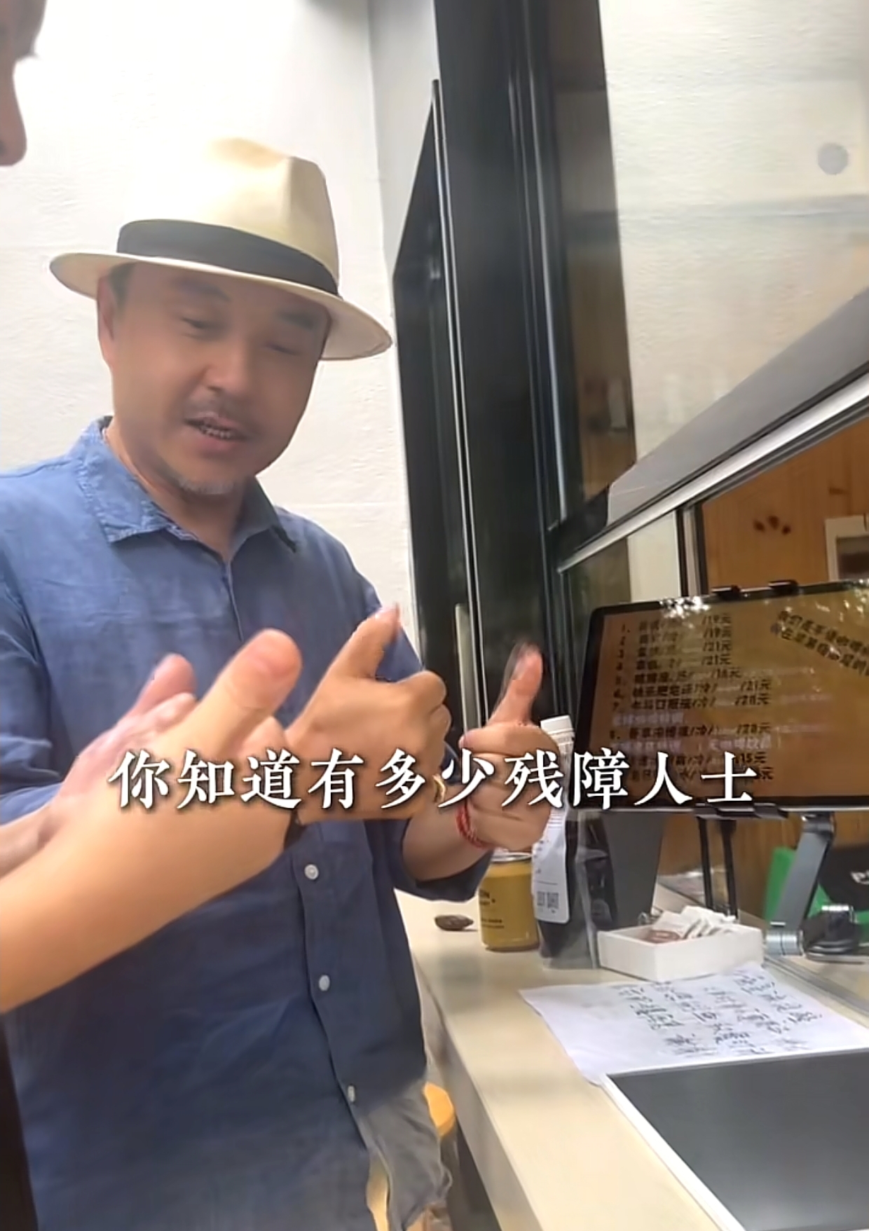 汪涵一家三口分开过年！杨乐乐回娘家，汪涵在长沙 儿子咖啡店打工