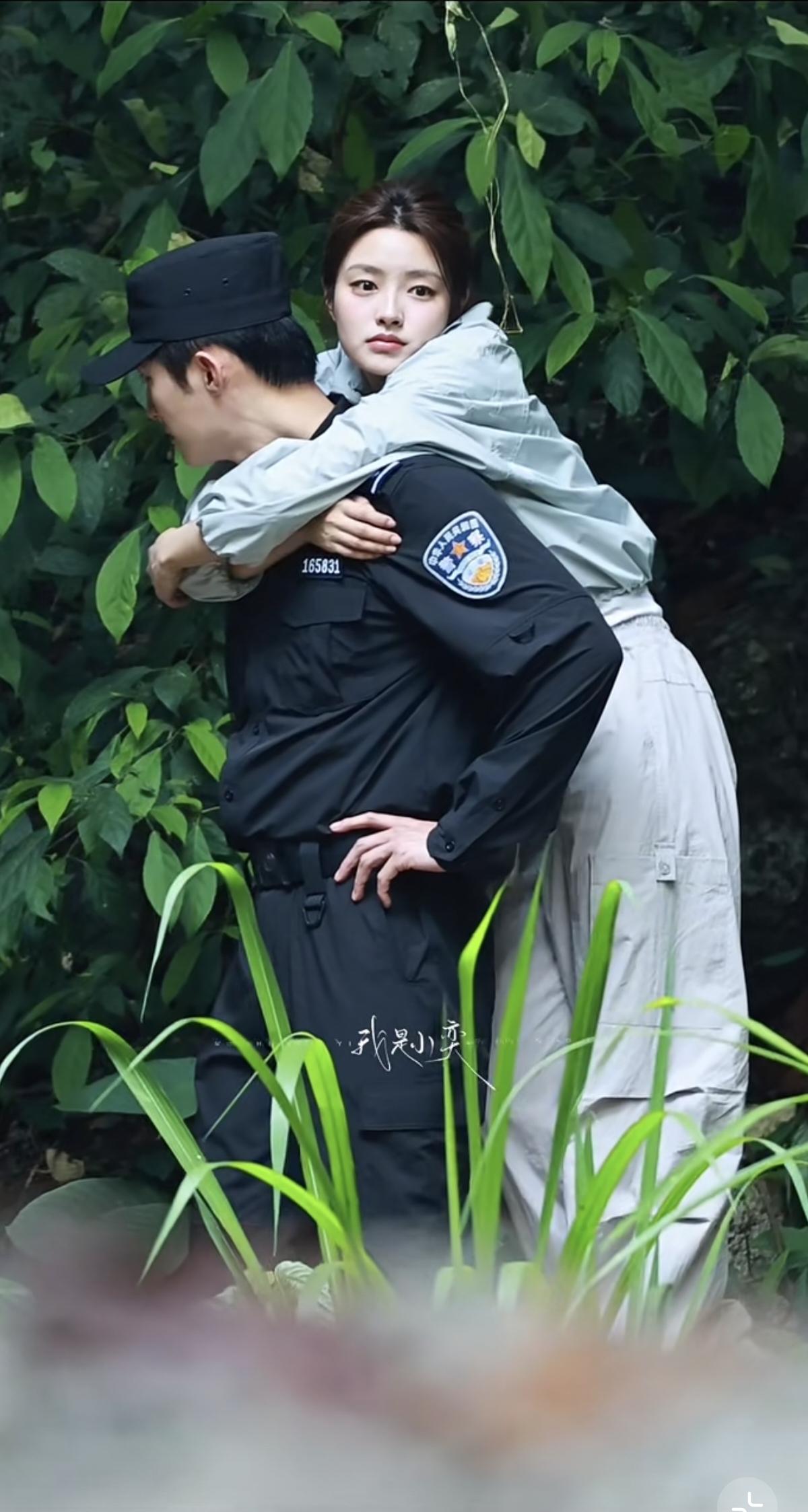 黄景瑜徐若晗拍戏路透，两人互背笑得好甜呀，景瑜还爬了好细的树