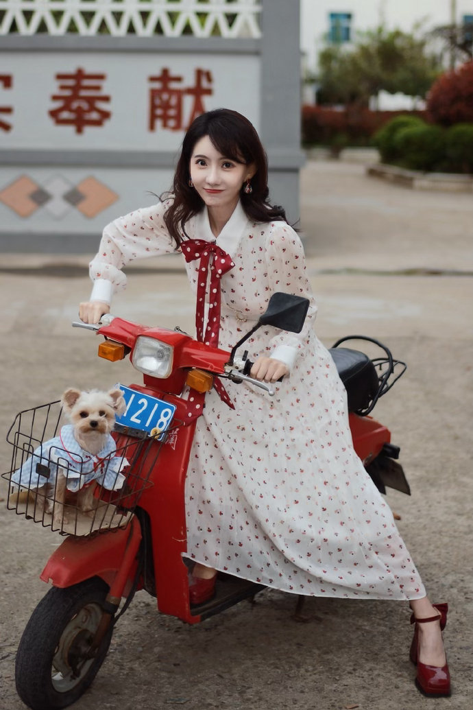 演员刘萌萌脚踩高跟，又美又欲，真有女人味
