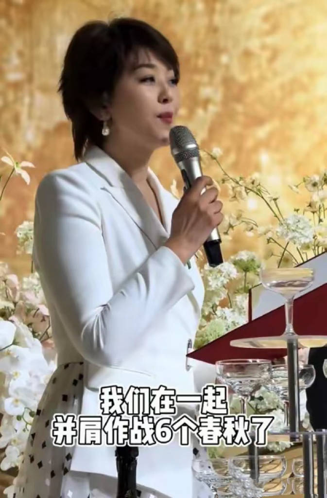 52岁方琼回行唐参加婚宴，一身文艺风穿搭很减龄