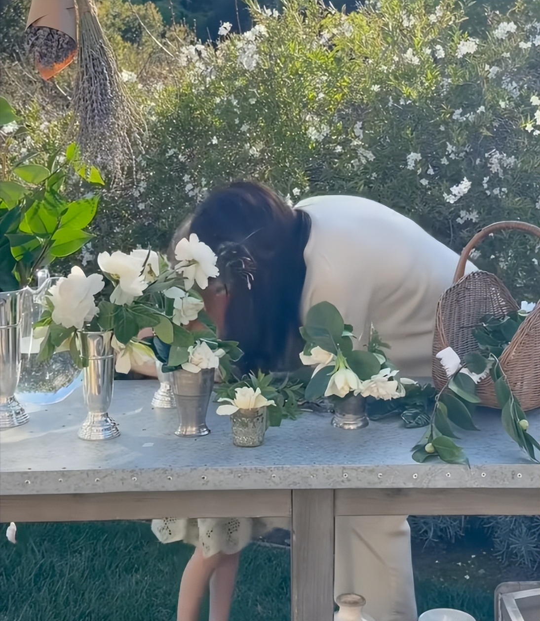 梅根默认女儿莉莉公主的黑人血统，晒两个孩子新照，当妈妈小帮手