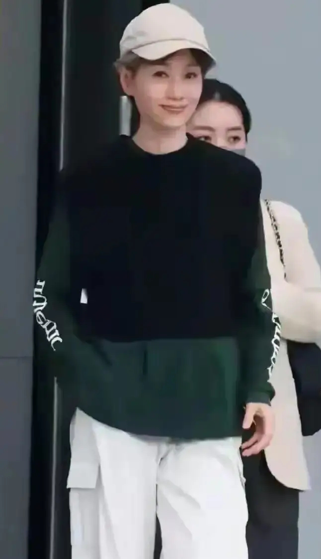 61岁的她确实很年轻漂亮了,看起来像四十岁左右不得不服输