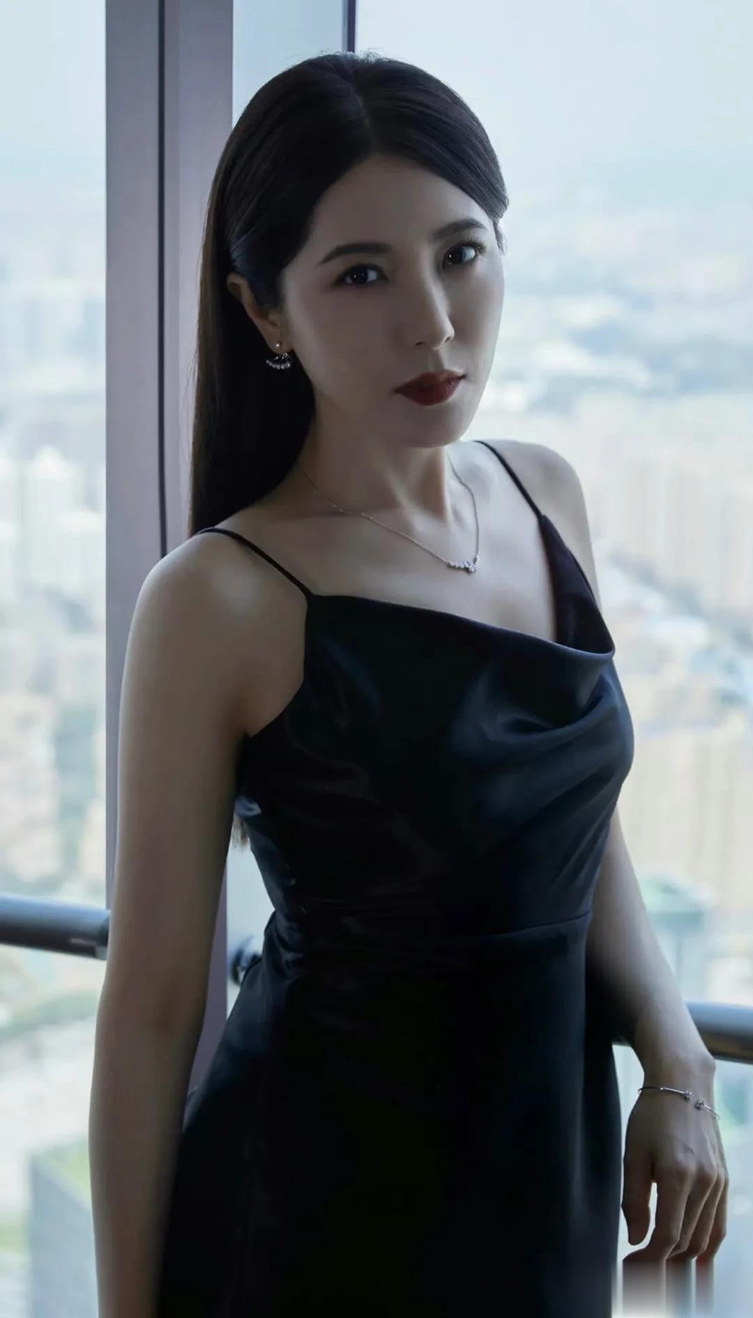 曾黎写真鉴赏｜深V黑裙配细钻，贵气感拉满