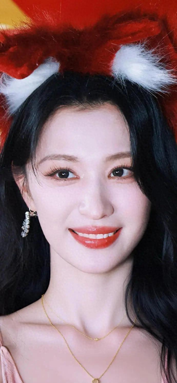 王楚然怼脸高清美拍，没有一点瑕疵，光脚丫真美