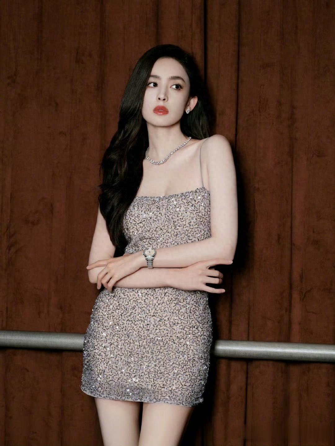 古力娜扎上海活动短裙造型,娜扎的腿又长又美