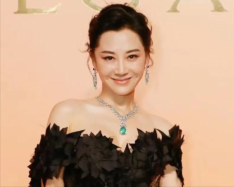 她一生“风流成性，老少通吃”，撩汉无数，现如今56岁依旧单身