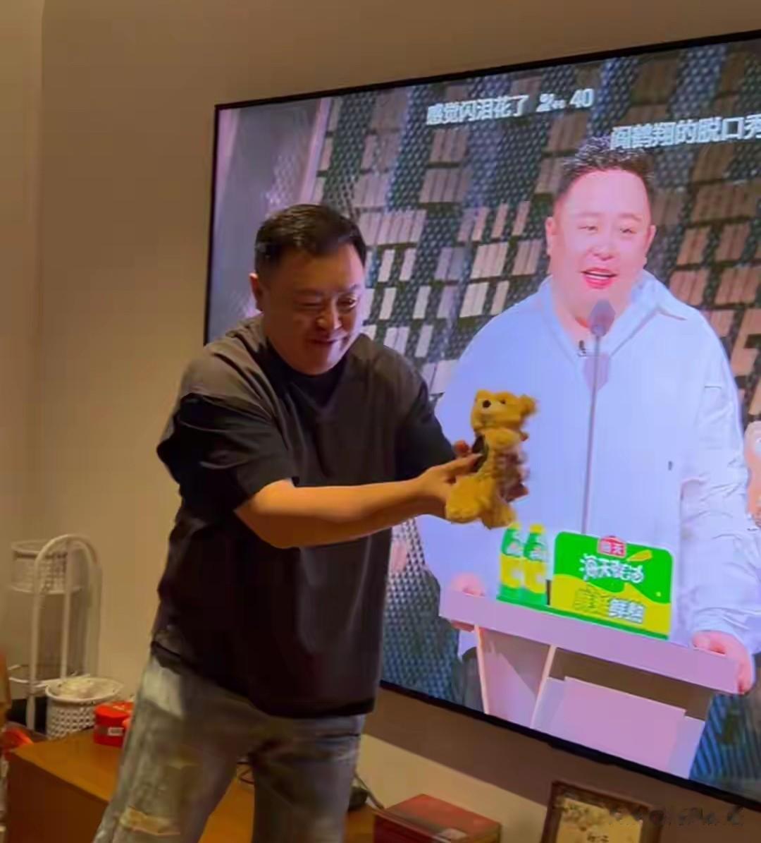 阎鹤祥晒带娃日常，女儿穿连体衣软萌可爱，眉眼像极了老爸