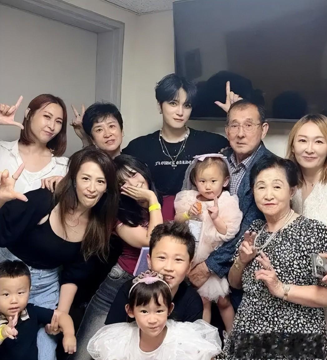 3岁父母抛弃，却被养父母和8个姐姐宠成\王子\，成名后却有麻烦了