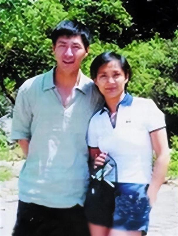 和患癌前妻离婚后，他转身迎娶带娃清华才女，如今一家四口很幸福