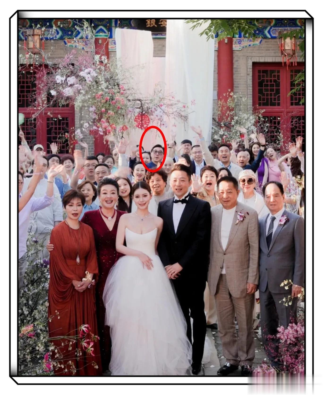 汪小菲马筱梅与好友聚会，马筱梅很瘦，笑起来很美，网友：像杨颖