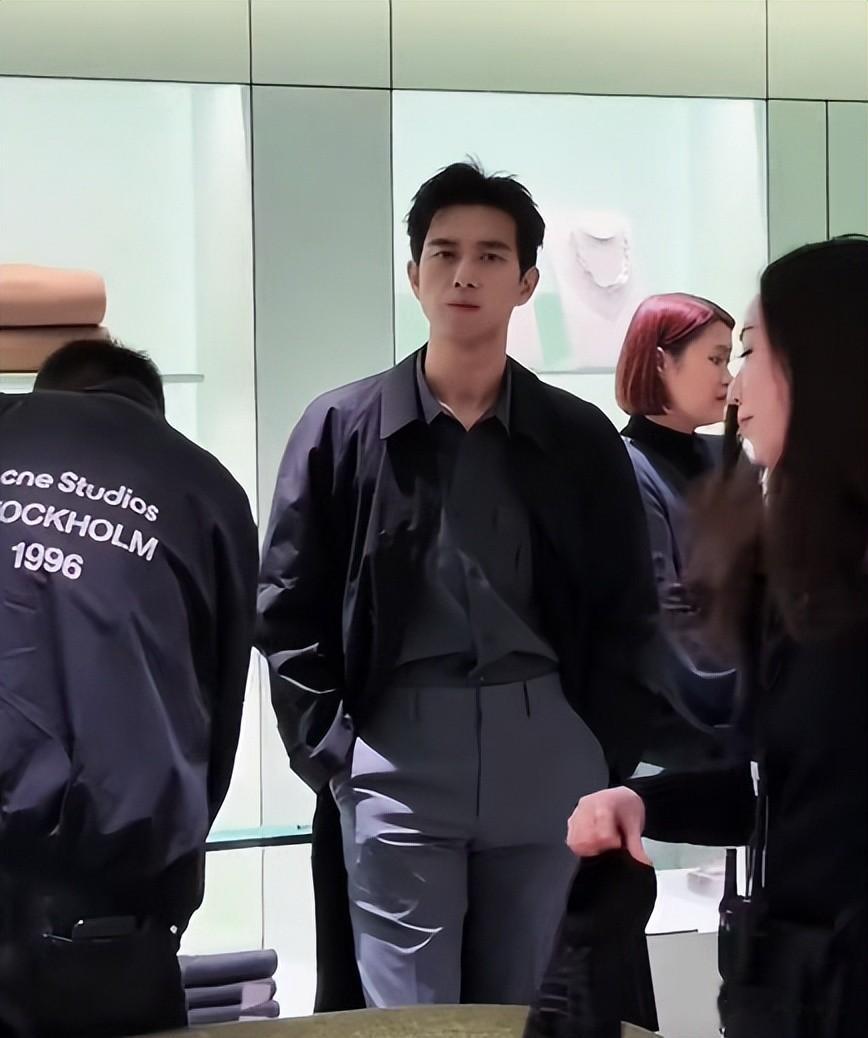 香港活动太真实！郑秀文脸肿，李现瘦成皮包骨，甘比拎51万包土气