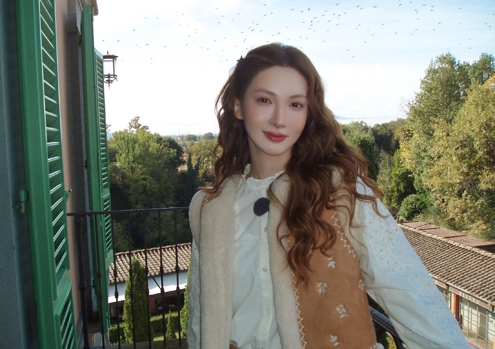 金晨新西兰被偶遇，大方和网友合影脸超小，一头小卷发好漂亮