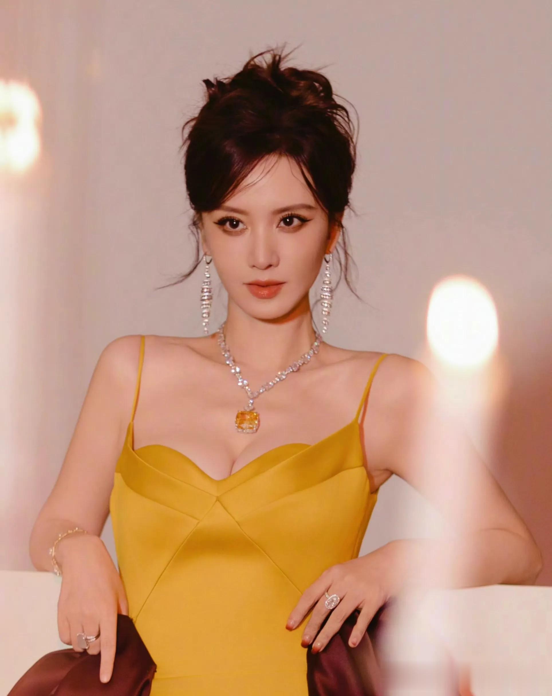 微博之夜出图：辛芷蕾高定加持卢昱晓神女造型，看得出大家都很卷