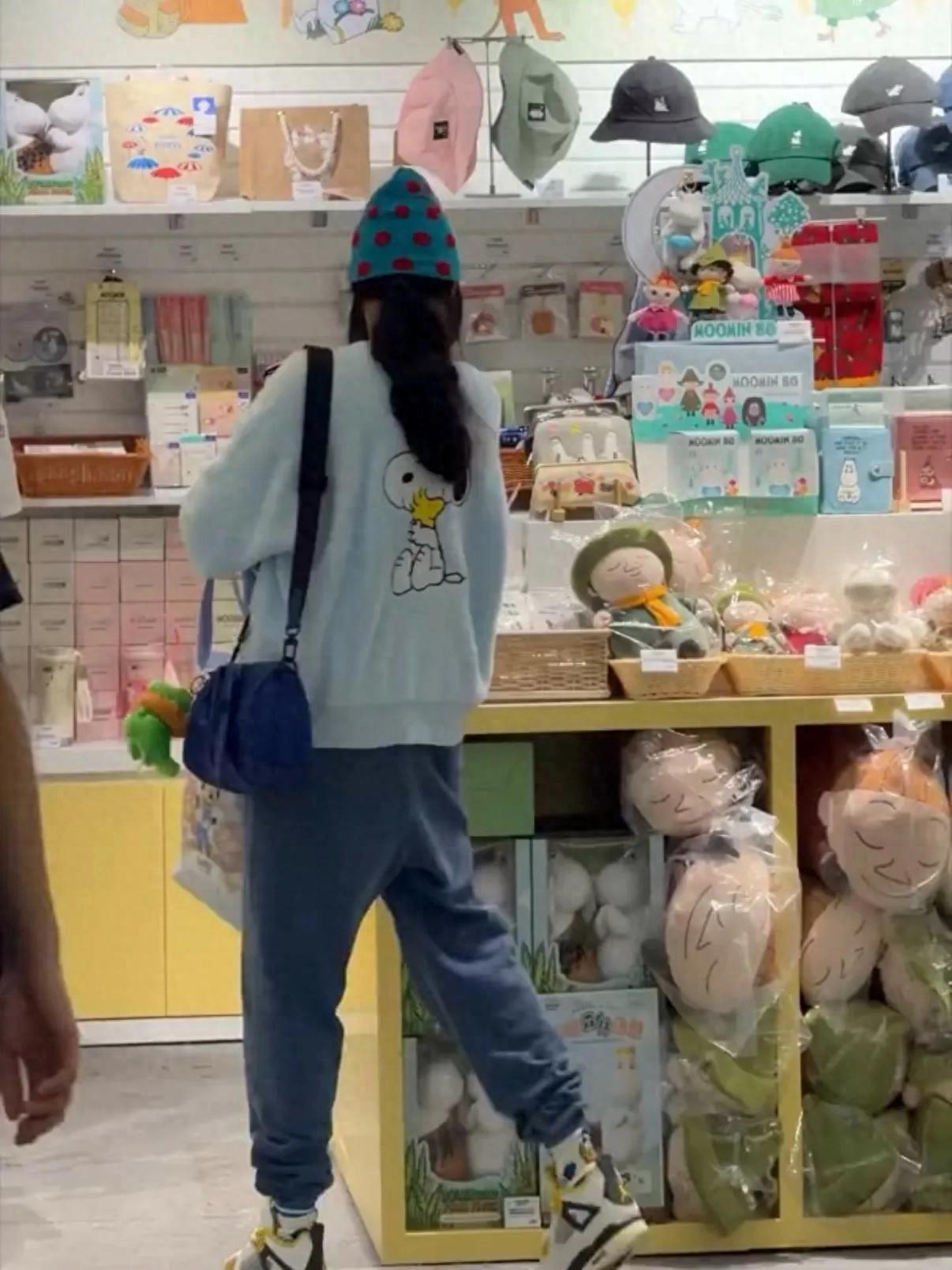 张柏芝机场接大儿子，Lucas贴心帮妈妈提包，母子相拥热聊好有爱